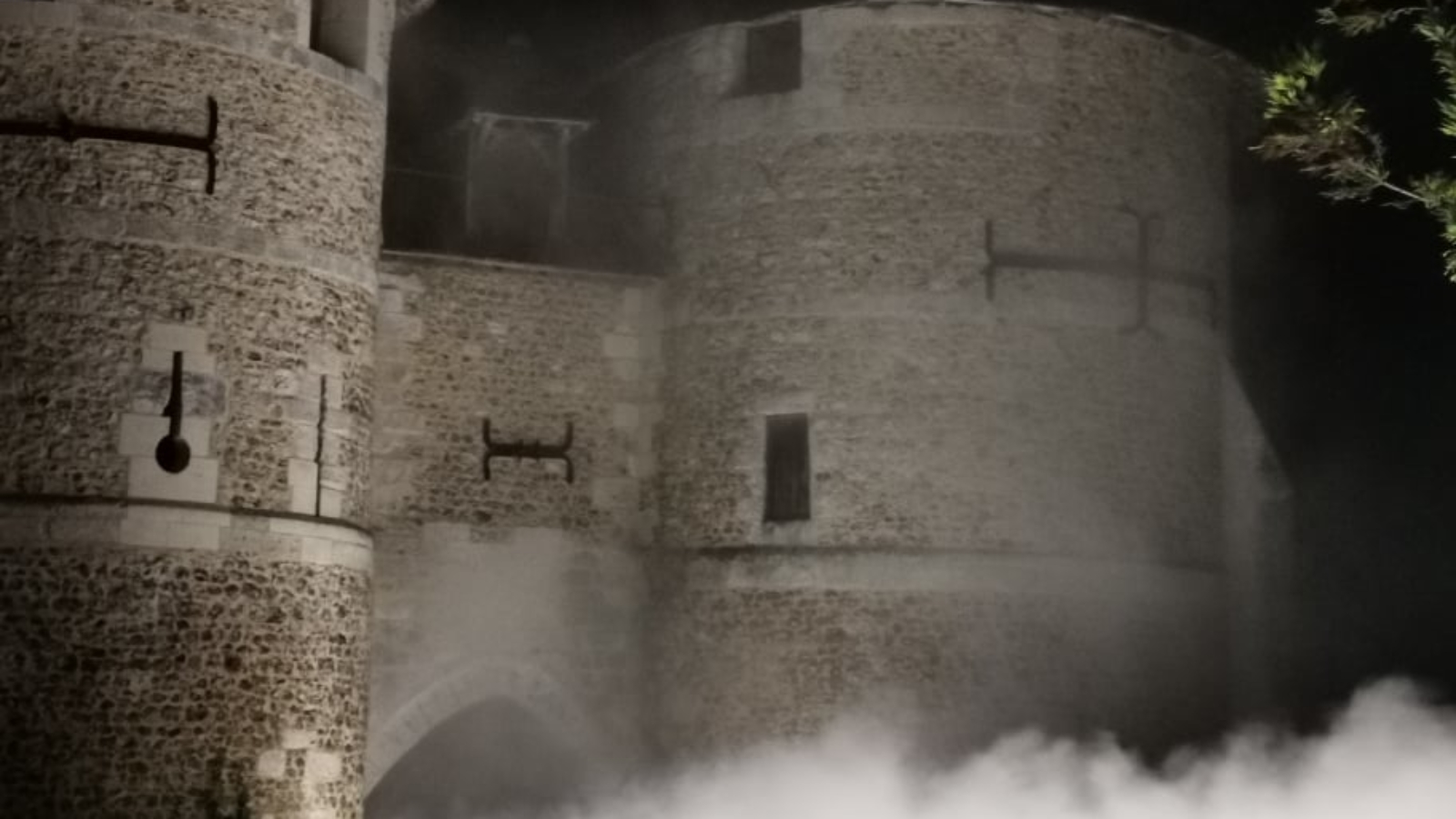 DUTRIE SAS - THE FOG SYSTEM -DUTRIE SAS installe le système de brumisation du château d'Harcourt pour les journées du patrimoine